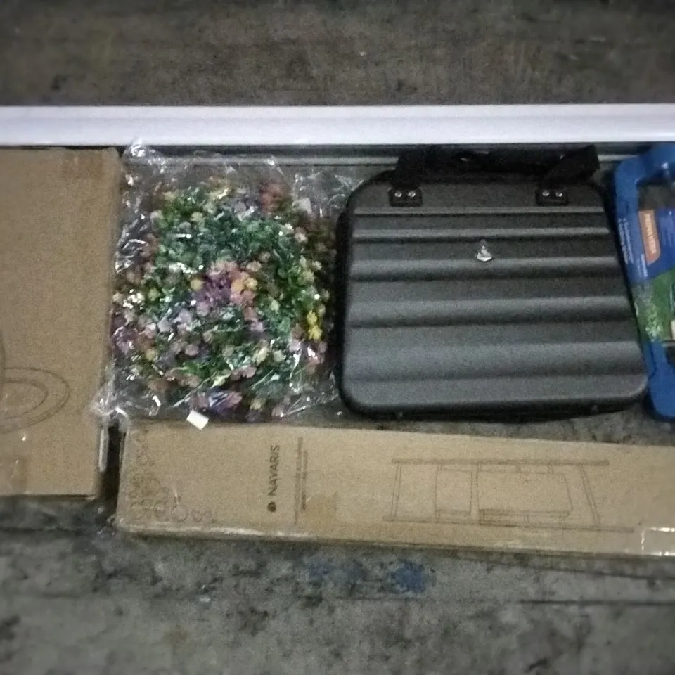 PALLET OF ASSORTED ITEMS INCLUDING TOILET SEAT, NAVARIS BAMBOO TOWEL LADDER, FLOWER WREATH, LAPTOP BAG, ROLLER BLIND, GRÜNTEK SPRINKLER