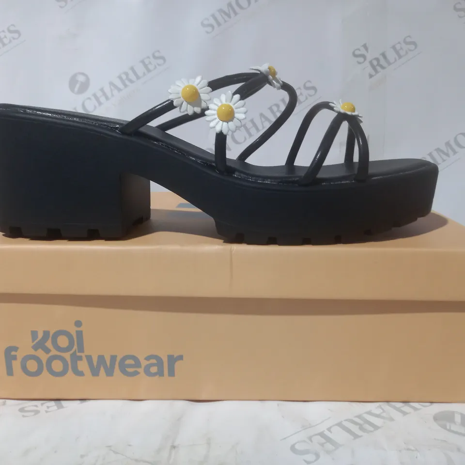 BRAND NEW BOXED PAIR OF KOI VEGAN LEATHER BLOOMING DAISY OASIS STRAPPY SLIDERS IN BLACK UK SIZE 10