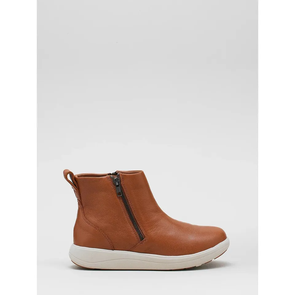 BOXED PAIR OF STRIVE BAMFORD II WATER RESISTANT ANKLE BOOT SIZE 6