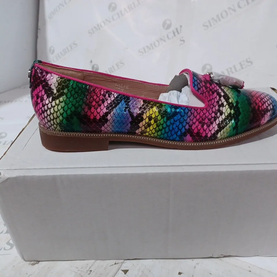 BOXED PAIR OF MODA IN PELLE ENLIE LOAFERS IN RAINBOW SIZE 7