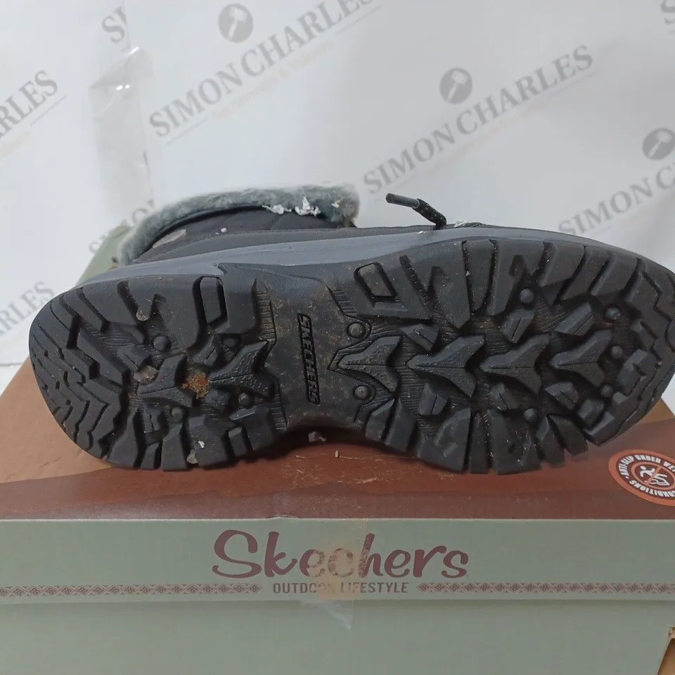 BOXED PAIR OF SKECHERS TREGO BOOTS IN BLACK UK SIZE 5