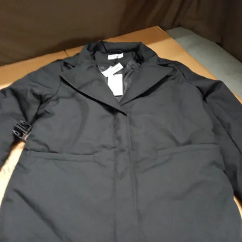 NA-KD BELTED AND PADDED BLACK BLAZER - SIZE EU34