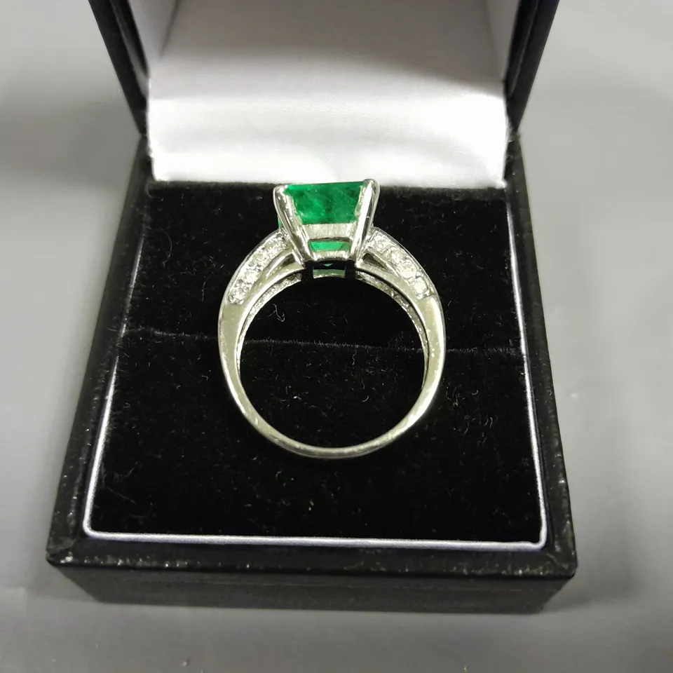 18CT WHITE GOLD DRESS RING SET WITH AN EMERALD AND NATURAL DIAMOND SHOULDERS WEIGHING +-4.45CT