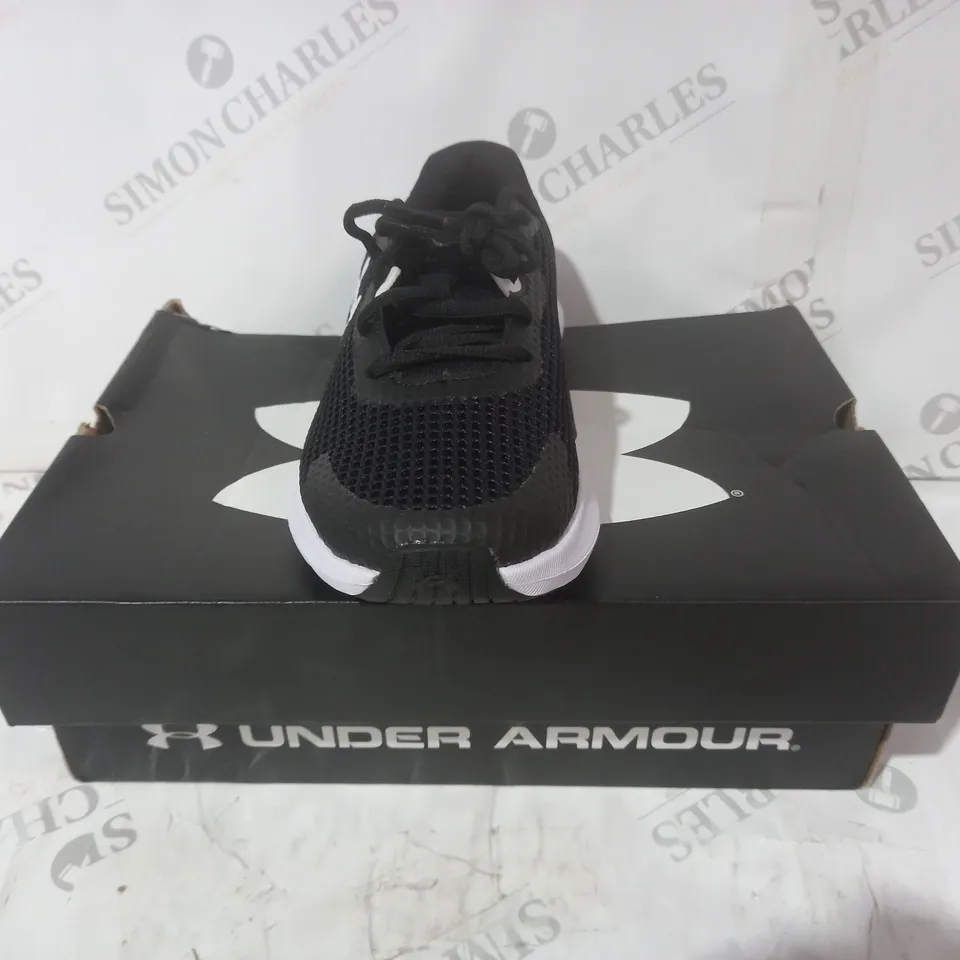 BOXED PAIR OF UNDER ARMOUR SURGE 3 TRAINERS IN BLACK/WHITE UK SIZE 5.5