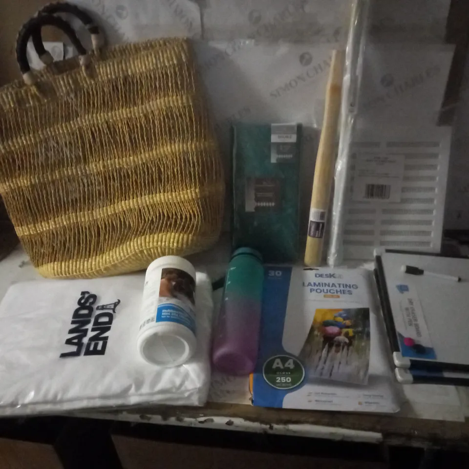 GROUP OF APPROX 10 ASSORTED ITEMS TO INCLUDE TOTE, WHITEBOARDS, BOTTLE ETC