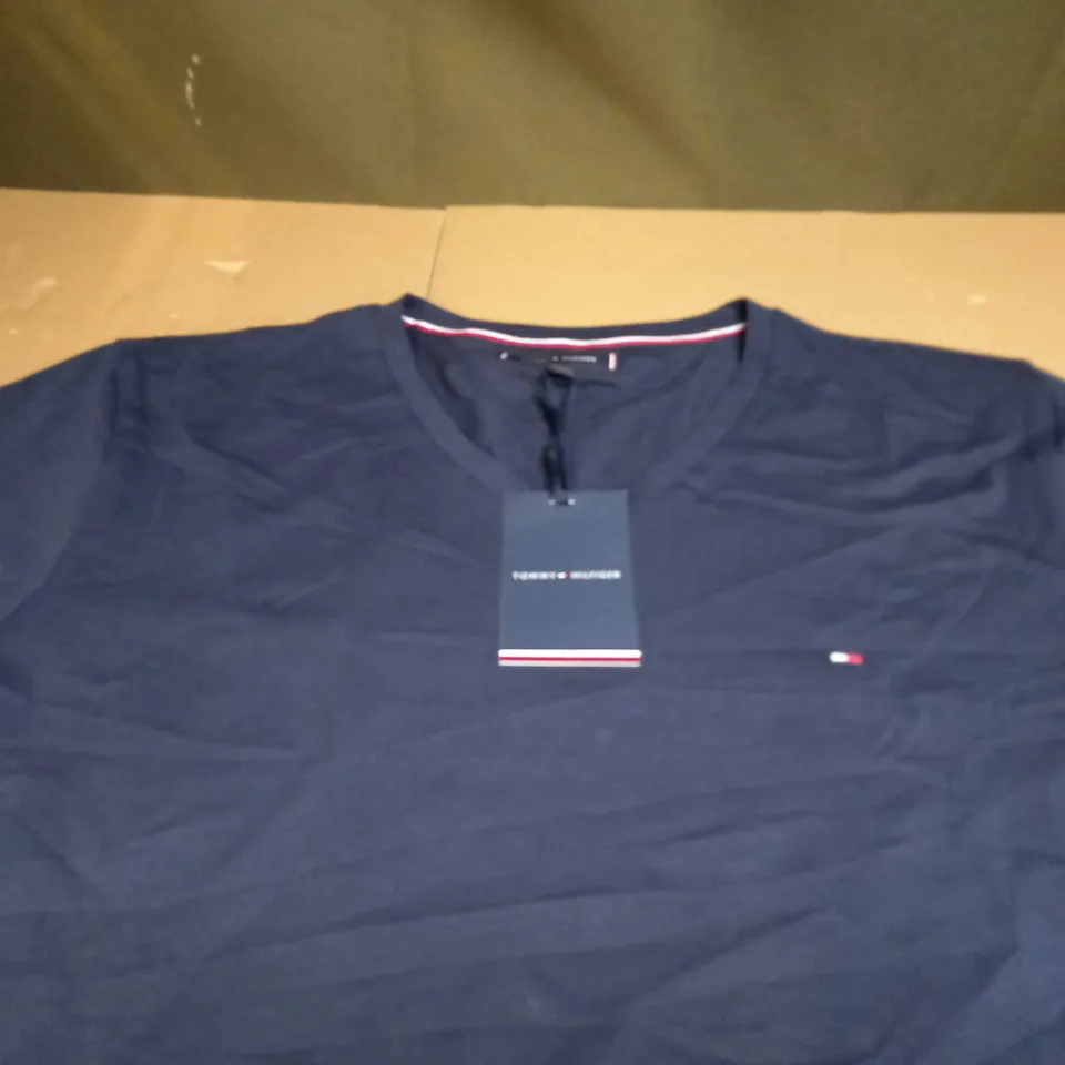 TOMMY HILFIGER T-SHIRT SIZE XL