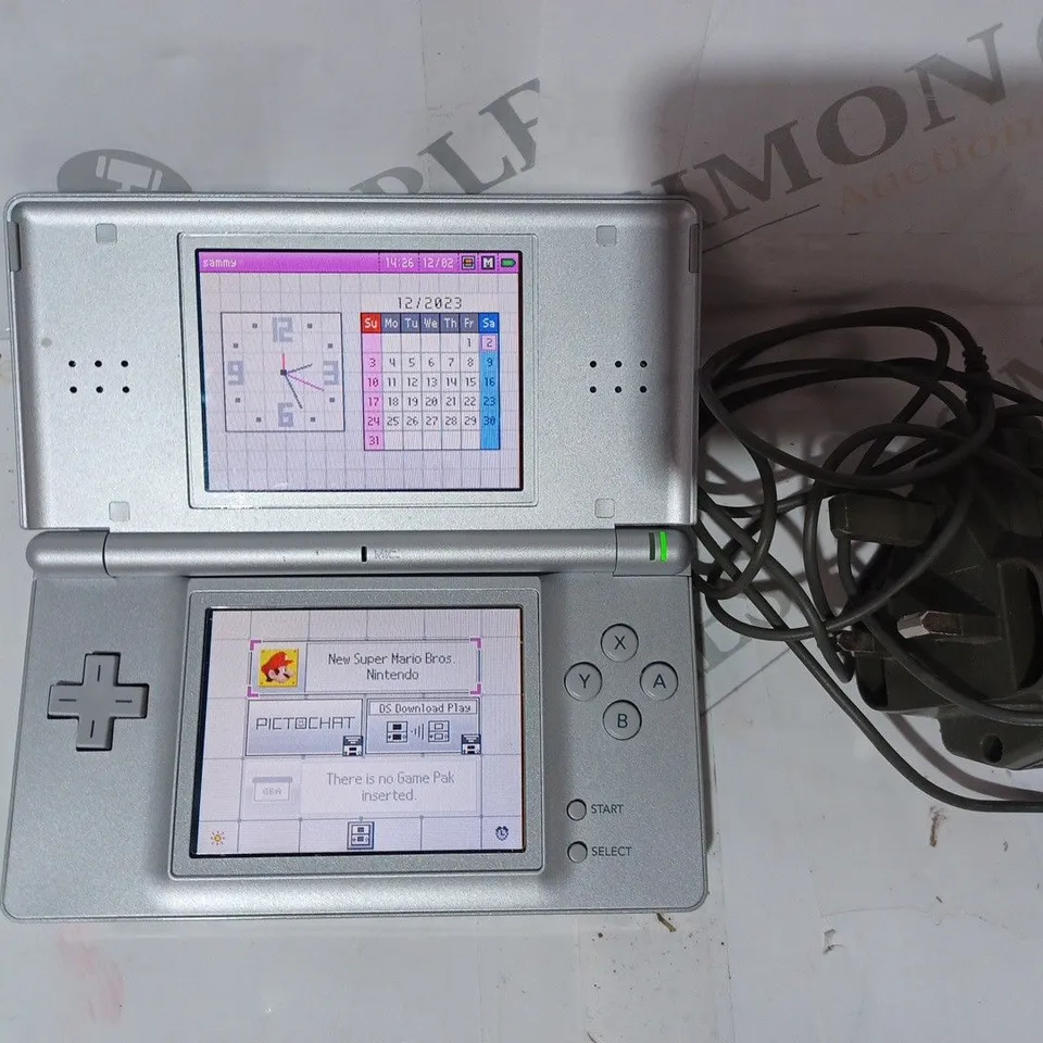 NINTENDO DS LITE USG-001 HANDHELD GAMES CONSOLE IN SILVER COLOUR W. GAME & CHARGER