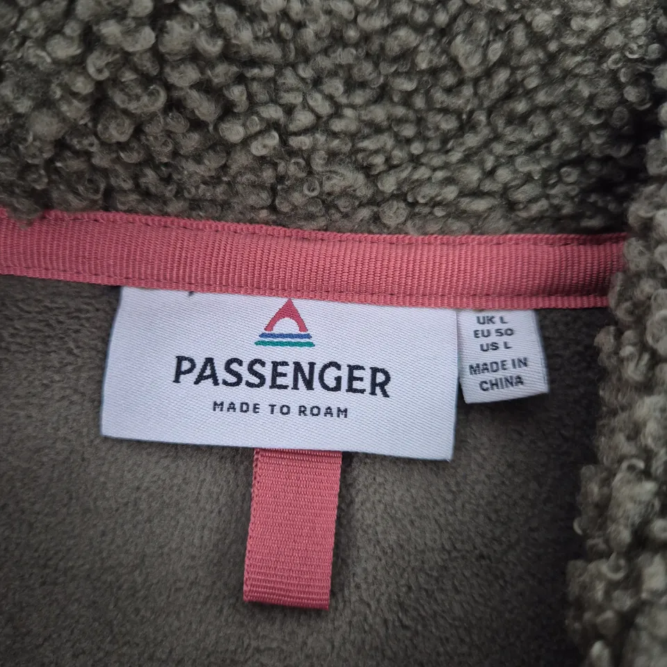 PASSENGER RECYCLED SHERPA FULL ZIP FLEECE JACKET – KHAKI, UK L