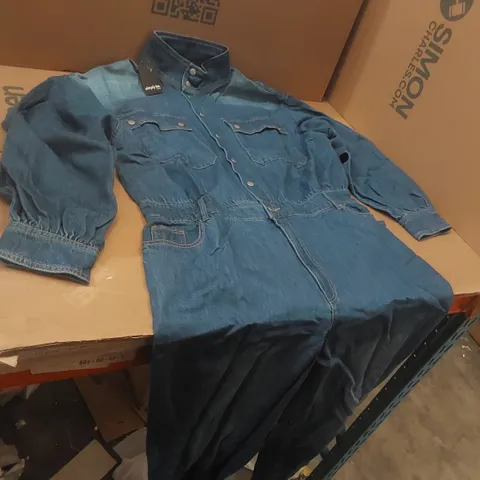 BOX CONTAINING APPROXIMATELY 7x BRAND NEW SIMPLY BE MID WASH DENIM JUMPSUITS - SIZE 20