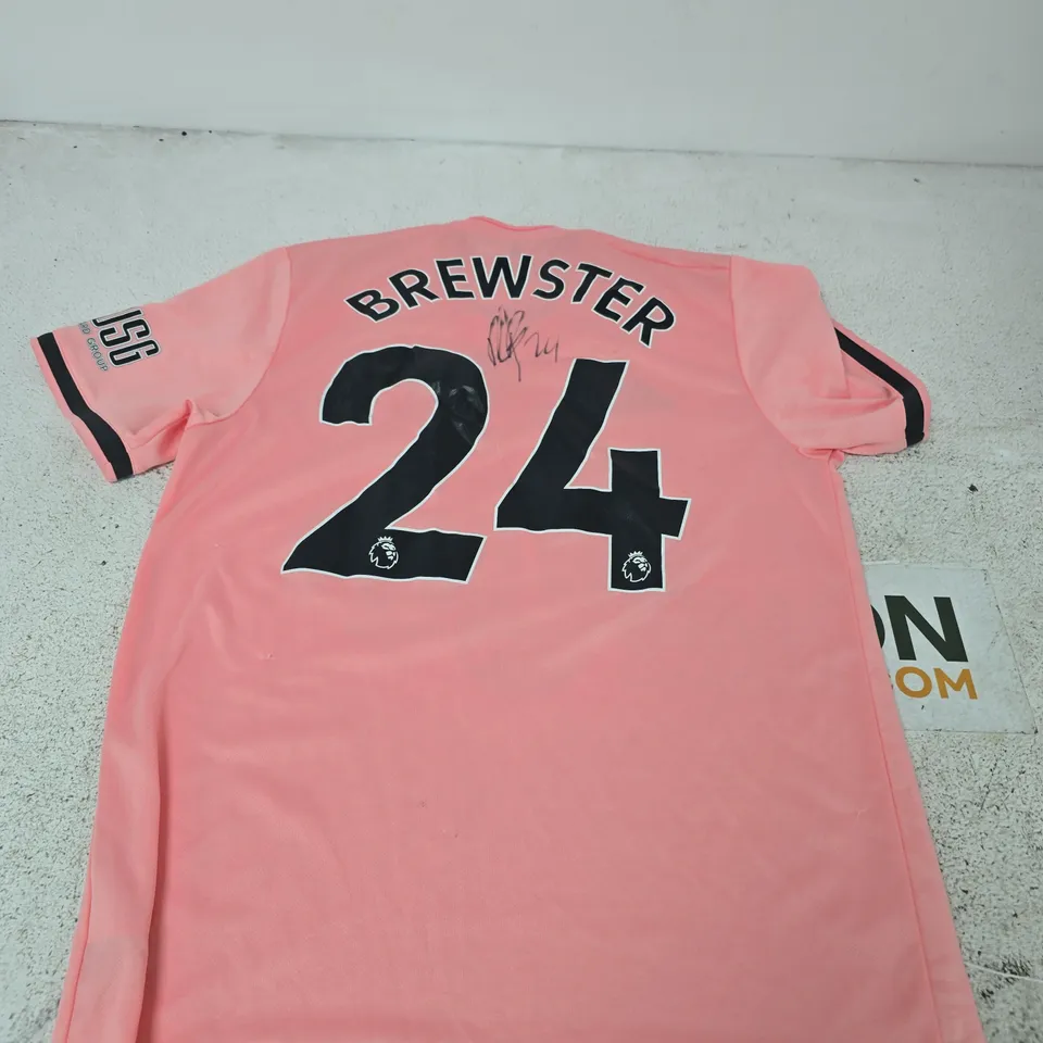 SIGNED SHEFFIELD UNITED FOOTBALL SHIRT – BREWSTER 24 - UK M