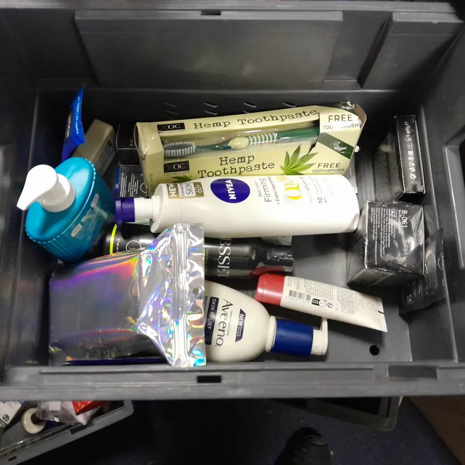 APPROXIMATELY 20 ASSORTED COSMETICS PRODUCTS TO INCLUDE - TRESEMME LAMELLAR SHINE SHAMPOO - NIVEA MEN BODY WASH - ORAL B TOOTHBRUSH HEADS
