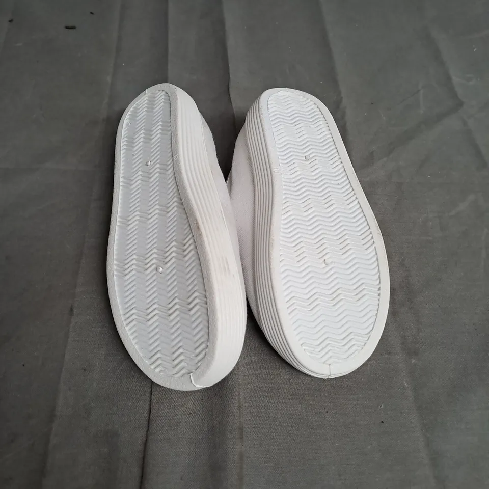 BOXED LOT OF APPROX. 25 PAIR OF GIRLS WHITE PUMPS. VARIOUS SIZES