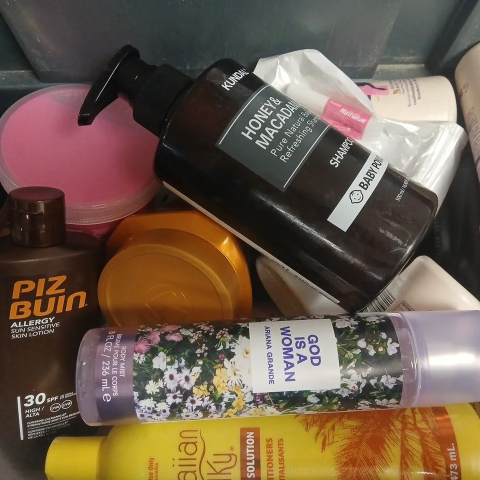 APPROXIMATELY 15 ASSORTED HEALTH & BEAUTY PRODUCTS TO INCLUDE KUNDAL SHAMPOO, LOREAL ELVIVE HAIR OILING MASK, SALONSYSTEM JUST WAX, ETC - COLLECTION ONLY