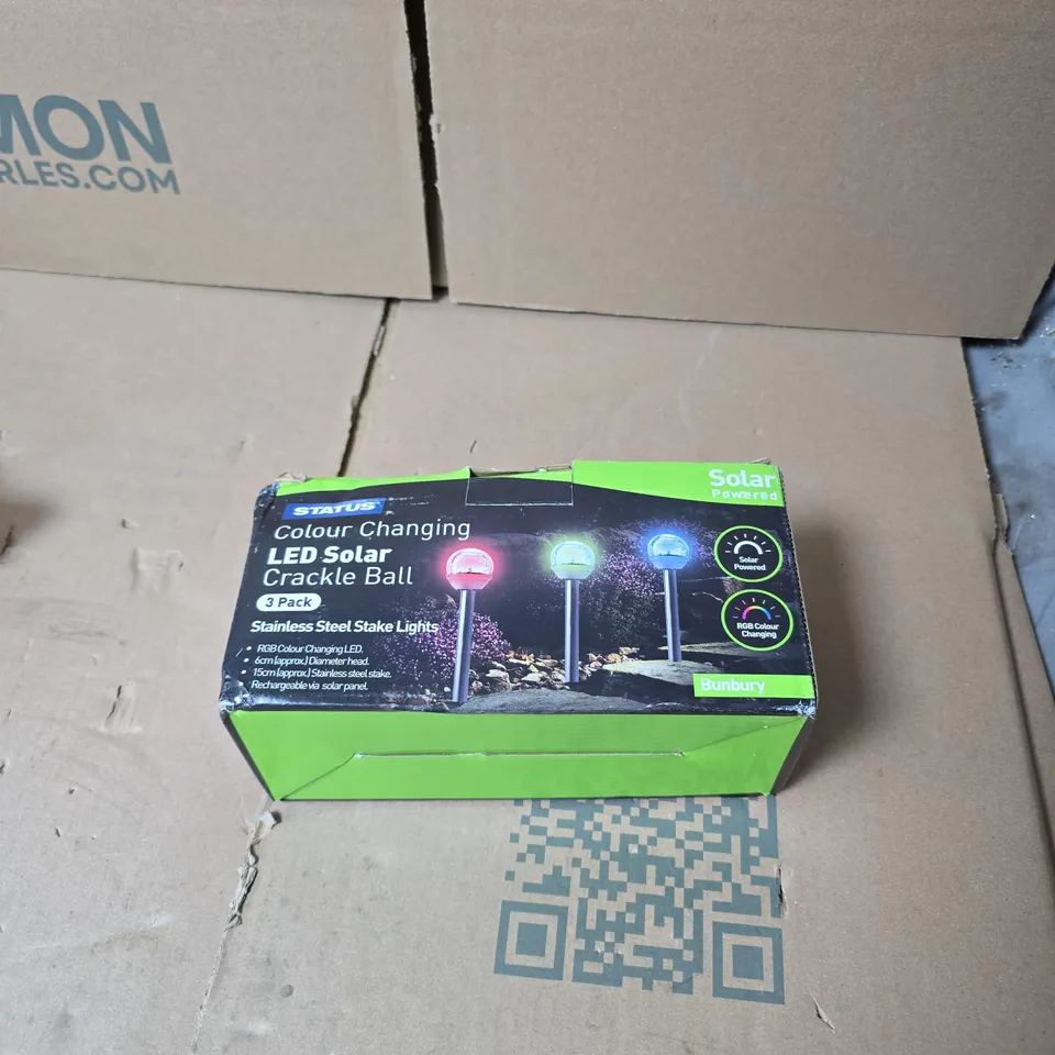 BOX OF APPROXIMATELY 12  ASSORTED HOUSEHOLD ITEMS INCLUDING UNDER CABINET LIGHT , DITSY FLORAL PILLOW AND LED SOLAR CRACKLE BALL 