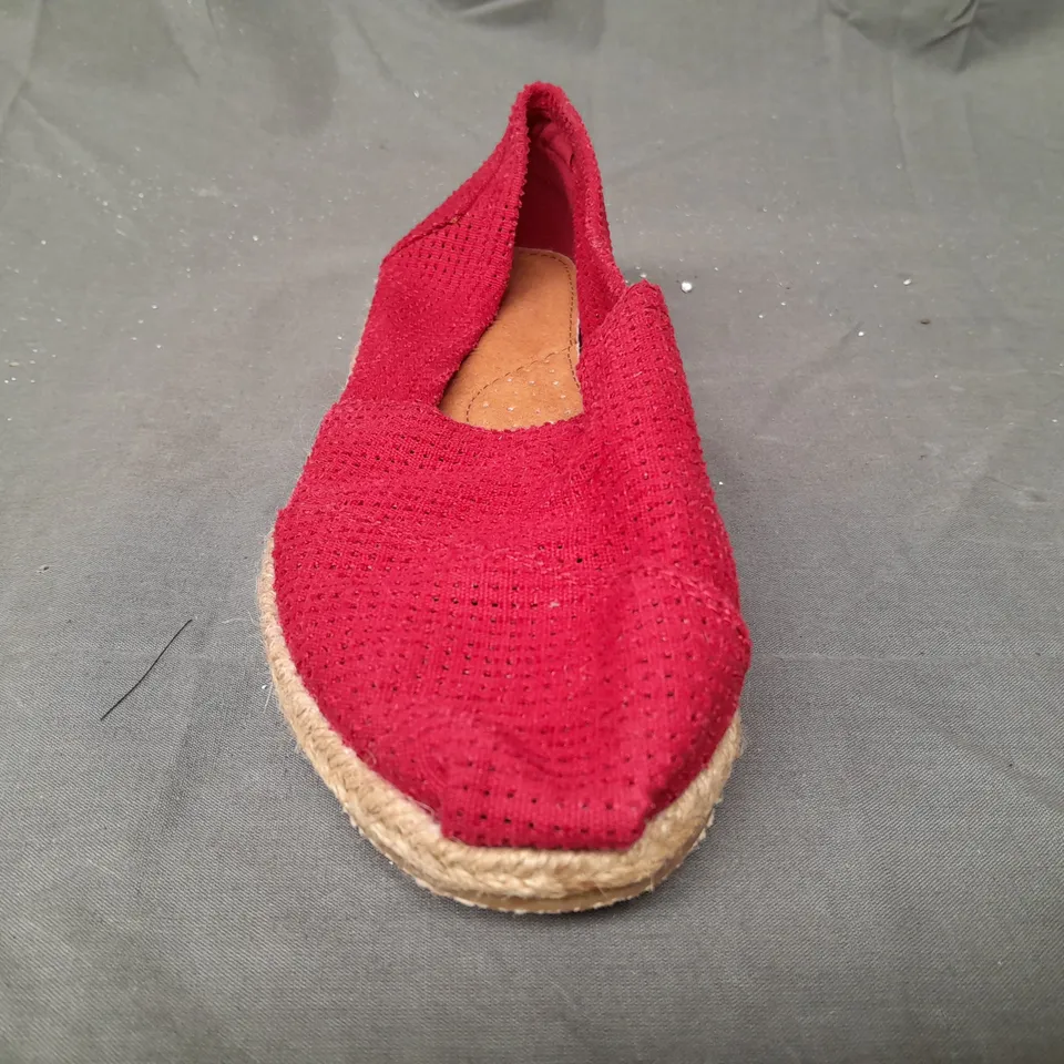 BOX OF APPROXIMATELY 8 PAIRS OF DESIGNER FLAT SLIP-ON SHOES IN RED - VARIOUS SIZES