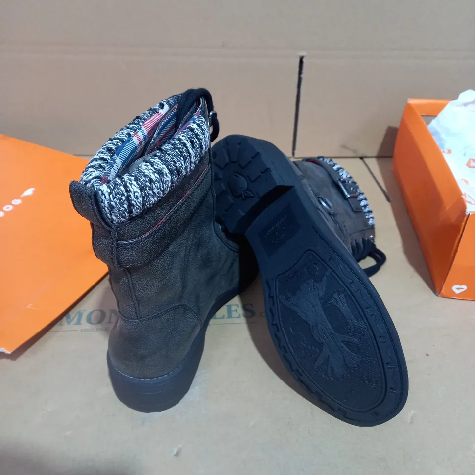 BOXED PAIR OF SIZE 7 ROCKET DOG BOOTS 