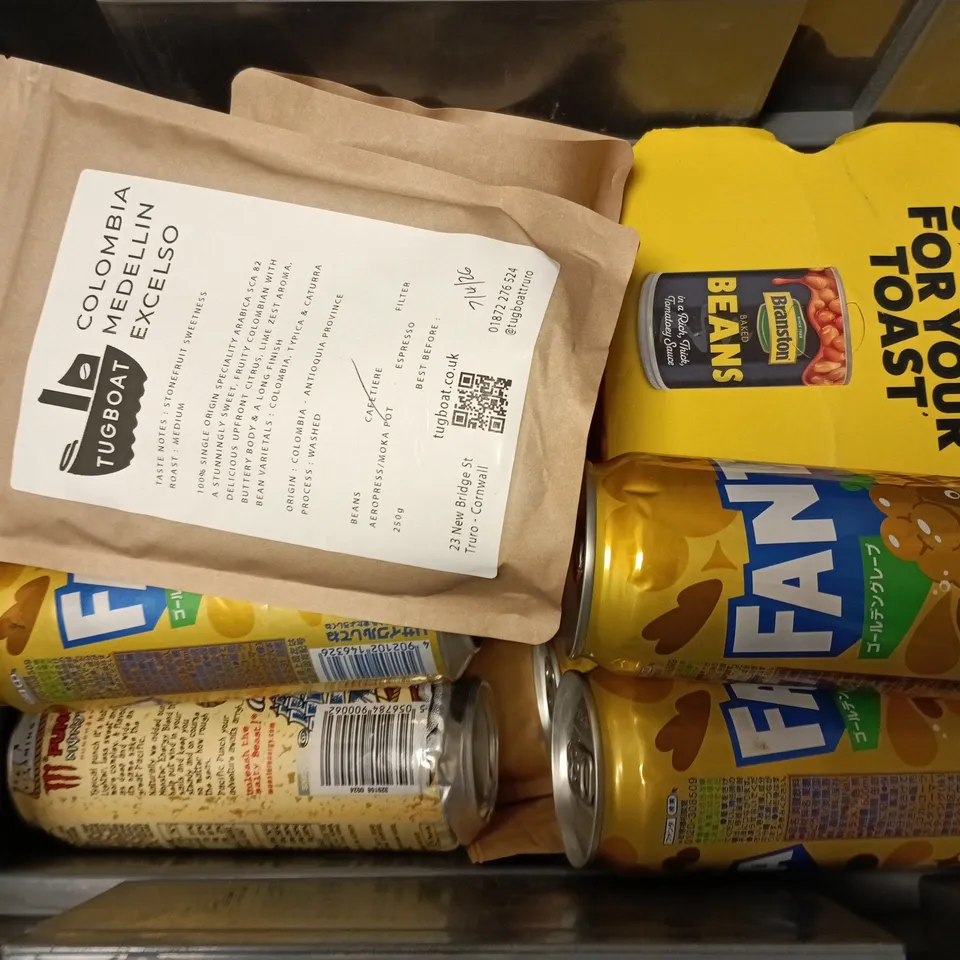 APPROXIMATELY 10 ASSORTED FOOD & DRINK ITEMS TO INCLUDE BRANSTON BEANS, MONSTER PACIFIC PUNCH, TUGBOAT LEMON FRUIT, ETC - COLLECTION ONLY