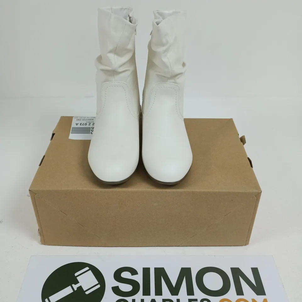BOXED PAIR OF WHITE LEATHER ANKLE BOOTS – SIZE 38