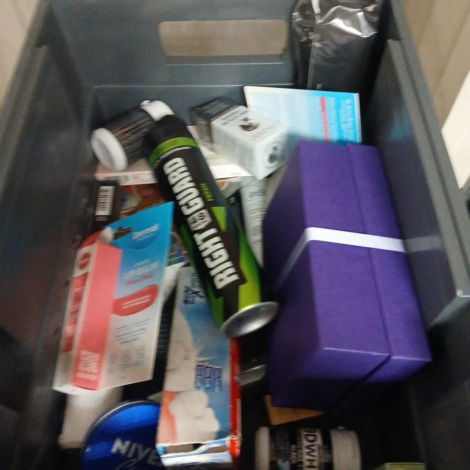 APPROXIMATEY 20 ASSORTED HEALTH AND BEAUTY PRODUCTS TO INCLUDE - BPERFECT MRS GLAM POWDER FOUNDATION - ALBERTO BALSAM ULTRA STRONG STYLING GEL AND LAKERAIN COCOA BUTTER BODY GEL OIL