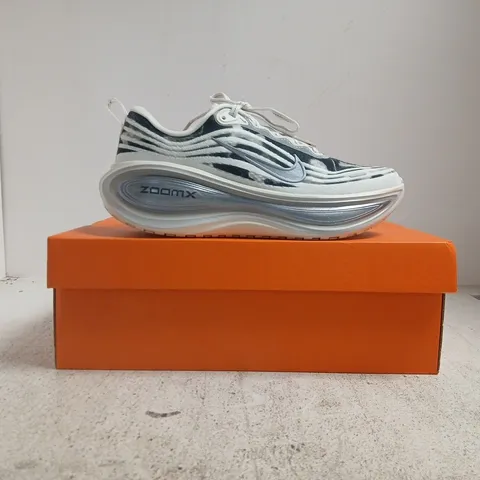 BOXED PAIR OF NIKE VOMERO PLUS TRAINERS IN PHANTOM/PENCIL POINT SIZE UK 6