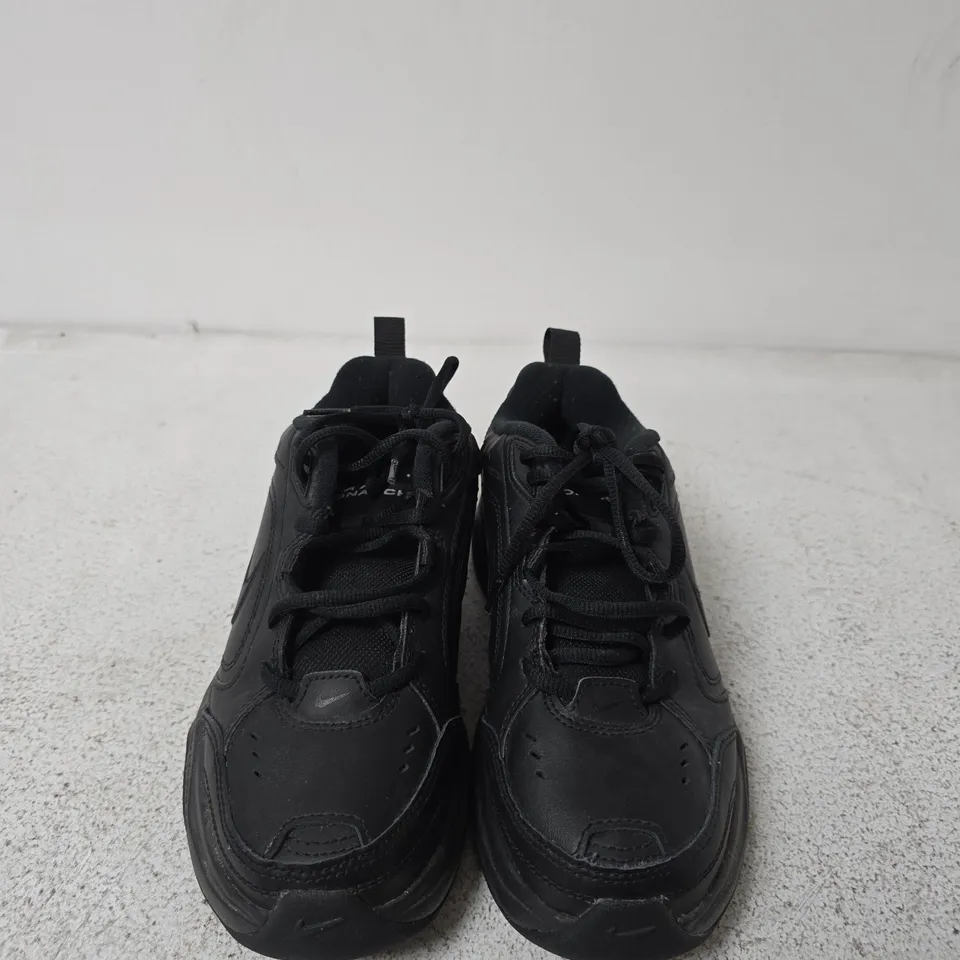 NIKE BLACK SNEAKER WITH SWOOSH – SIZE 6
