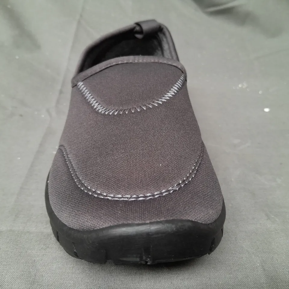 BOX OF APPROXIMATELY 10 PAIRS OF BEYOU WINTER SPORTY SLIP-ON SHOES IN GREY SIZE 3