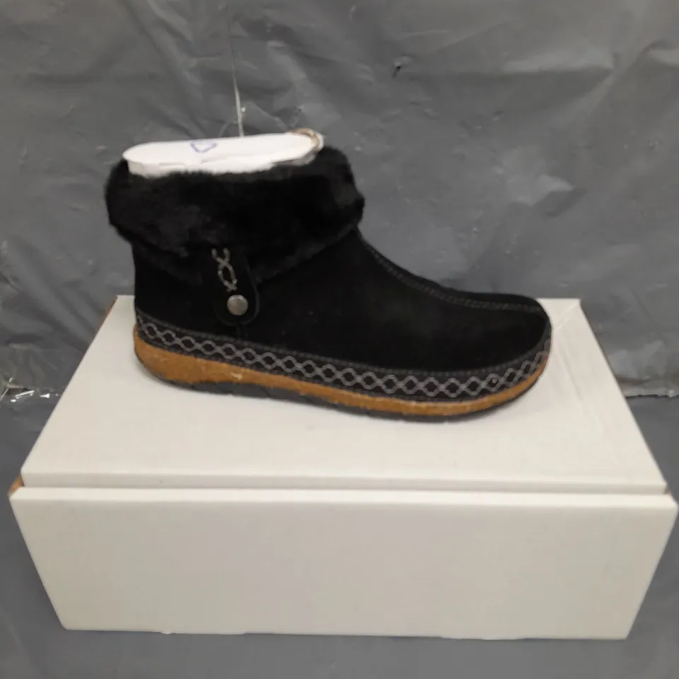BOXED PAIR OF EARTH ORIGINALS EMMALYN BOOTIES IN BLACK SIZE 5