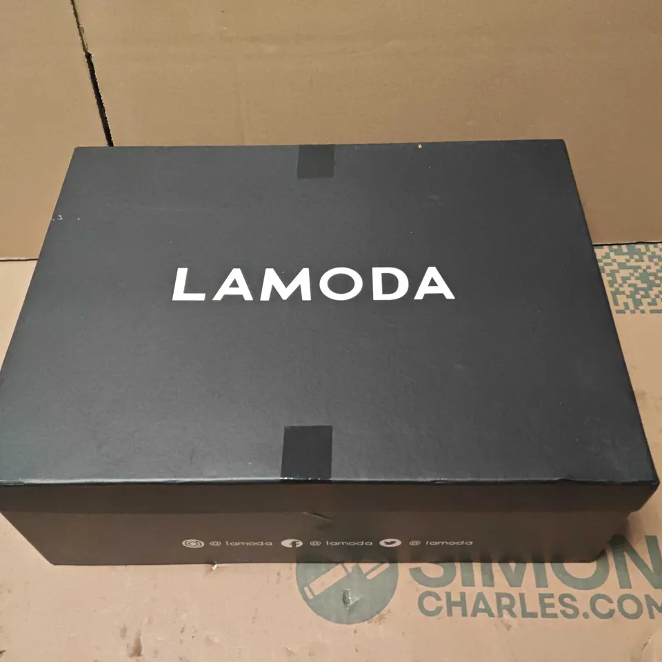 BOXED LAMODA WOMEN'S BLACK PLATFORM SHOES WITH HEART TOE DETAIL - 8
