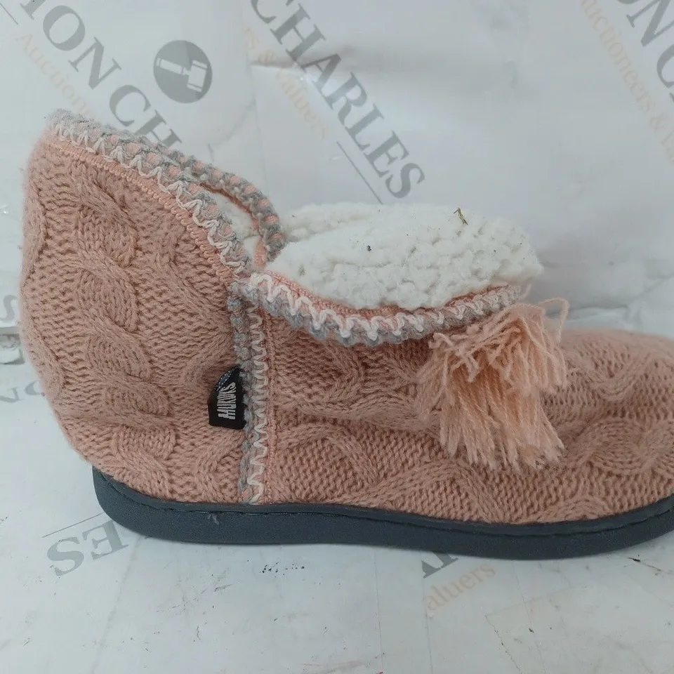 2 PAIRS OF MUKLUKS SLIP ON FLEECE/KNIT EFFECT SLIPPERS IN SALMON PINK SIZE 6, GREY SIZE 8