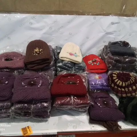 LOT CONTAINING LARGE AMOUNT OF BAGGED WOOLEN HATS IN VARIOUS COLOURS AND DESIGNS 