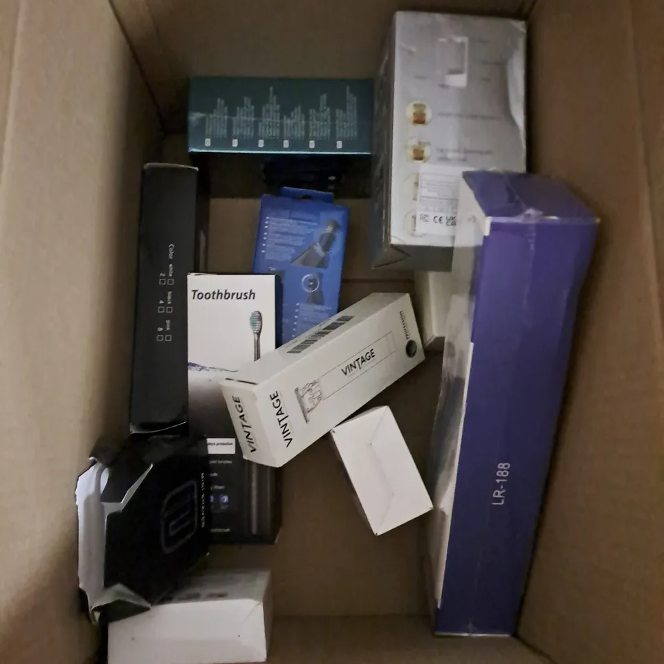 BOX OF APPROXIMATELY 8 ASSORTED ELECTRICAL COSMETIC ITEMS TO INCLUDE - LED MAKEUP MIRROR - 3D EYE BEAUTY DEVICE - PORTABLE ORAL IRRIGATOR - ETC