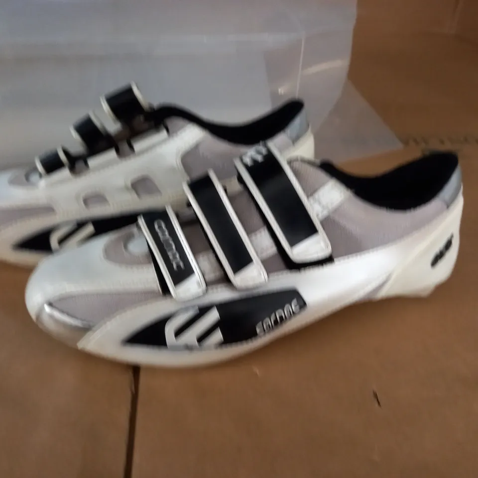 PAIR OF CARNAC EOS CYCLING SHOES IN WHITE SILVER BLACK - FR 43 US 10