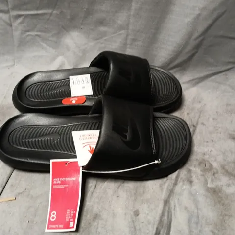 NIKE VICTORI ONE SLIDE SANDALS – BLACK, UK 7 (EU 41)