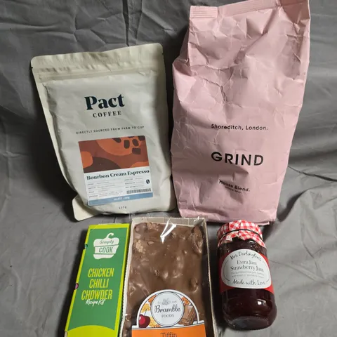 APPROXIMATELY 10 ASSORTED FOOD/DRINK PRODUCTS TO INCLUDE PACT COFFEE, BRAMBLE TIFFIN BAR, STRAWBERRY JAM ETC 