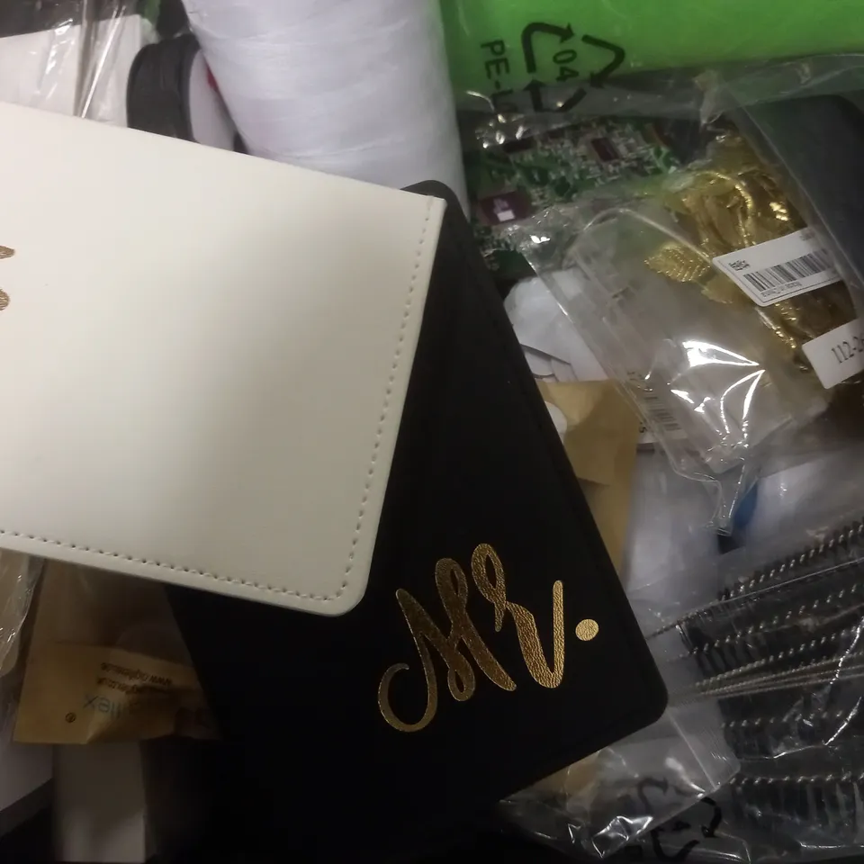 BOX OF APPROX 15 ASSORTED ITEMS TO INCLUDE - MARKSMAN 9 IN 1 SCREWDRIVER SET - HOTHANDS HAND WARMERS - DOOR HANDLE ALARM ETC