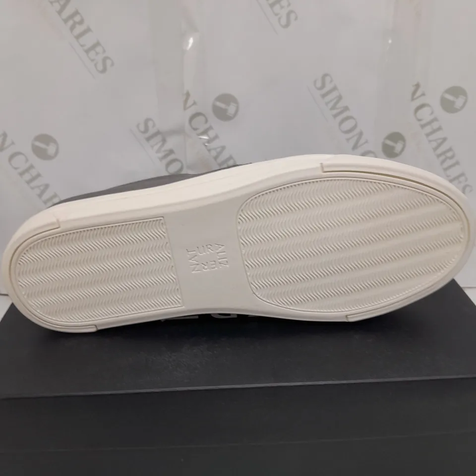 NATURALIZER SILVER LOW SHOES SIZE 6