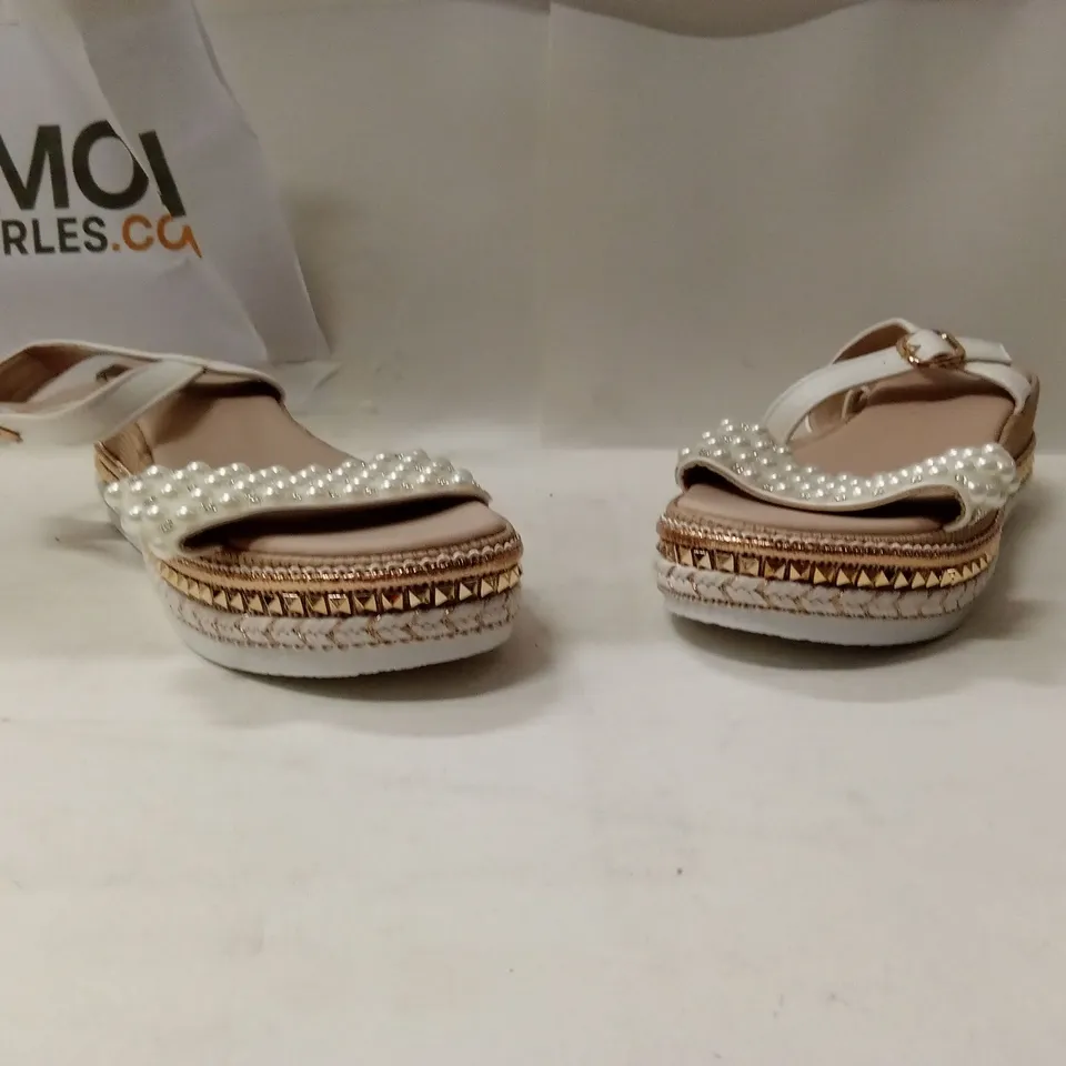 BAGGED WOMEN'S WHITE PEARL-EMBELLISHED PLATFORM SANDALS SIZE UNKNOW