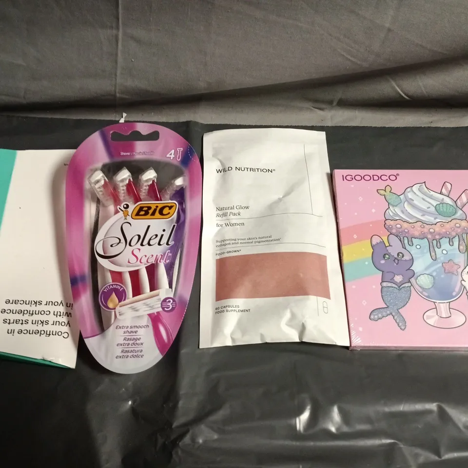 APPROXIMATELY 15 ASSORTED HEALTH & BEAUTY PRODUCTS TO INCLUDE HAIR BRUSH, DERMATICA AND FACE PALETTE