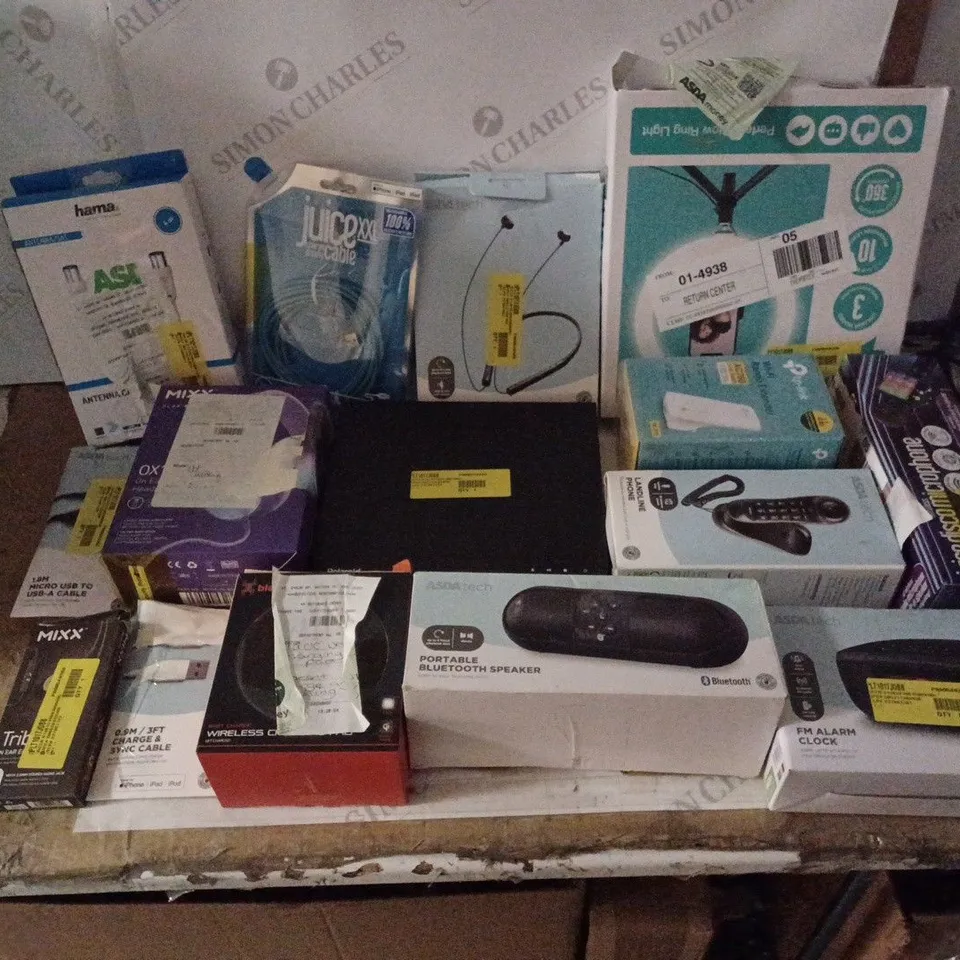 GROUP OF APPROX. 15 ASSORTED TECH ITEMS TO INCLUDE DVD PLAYER, EARPHONES, BLUETOOTH SPEAKERS ETC