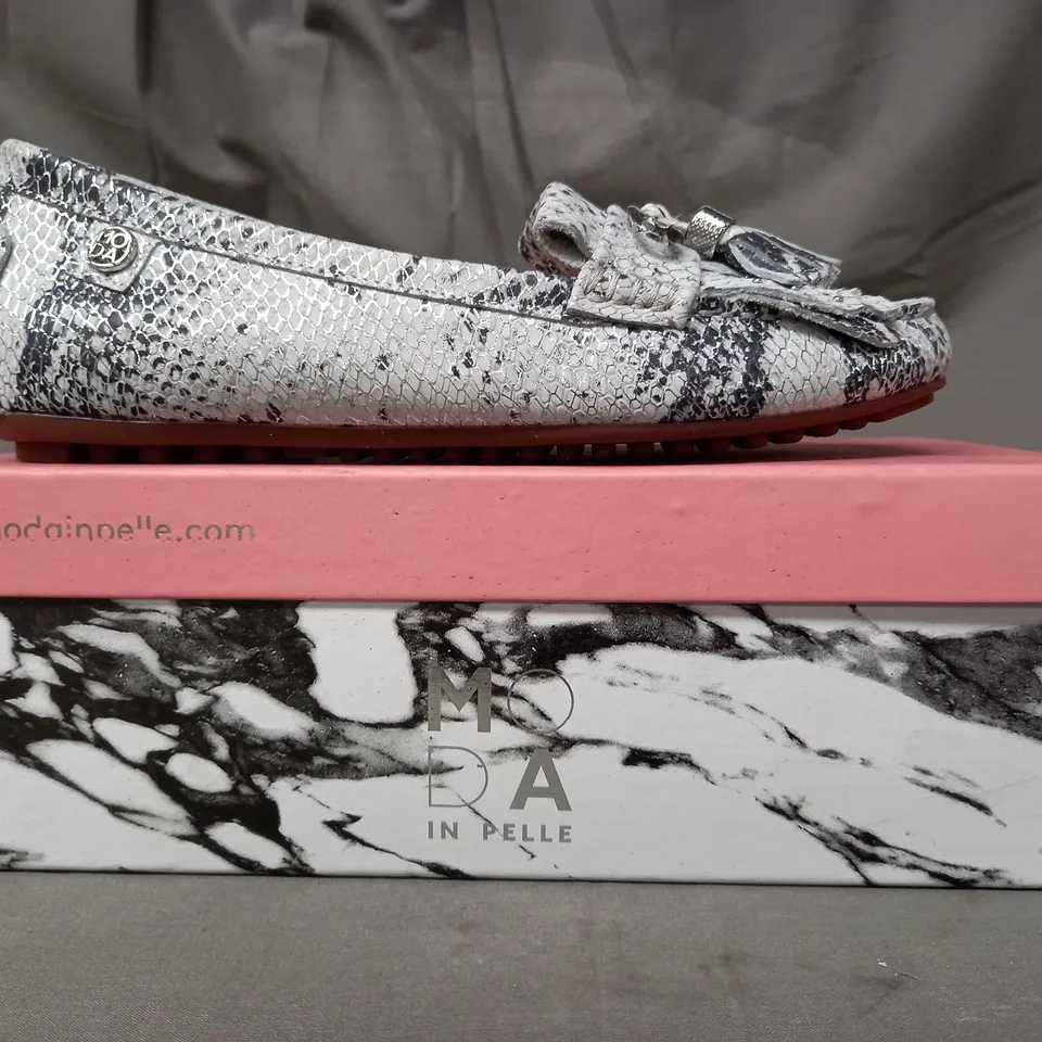 BOXED MODA IN PELLE ETELIA LOAFERS IN WHITE/SILVER SNAKE SIZE 5