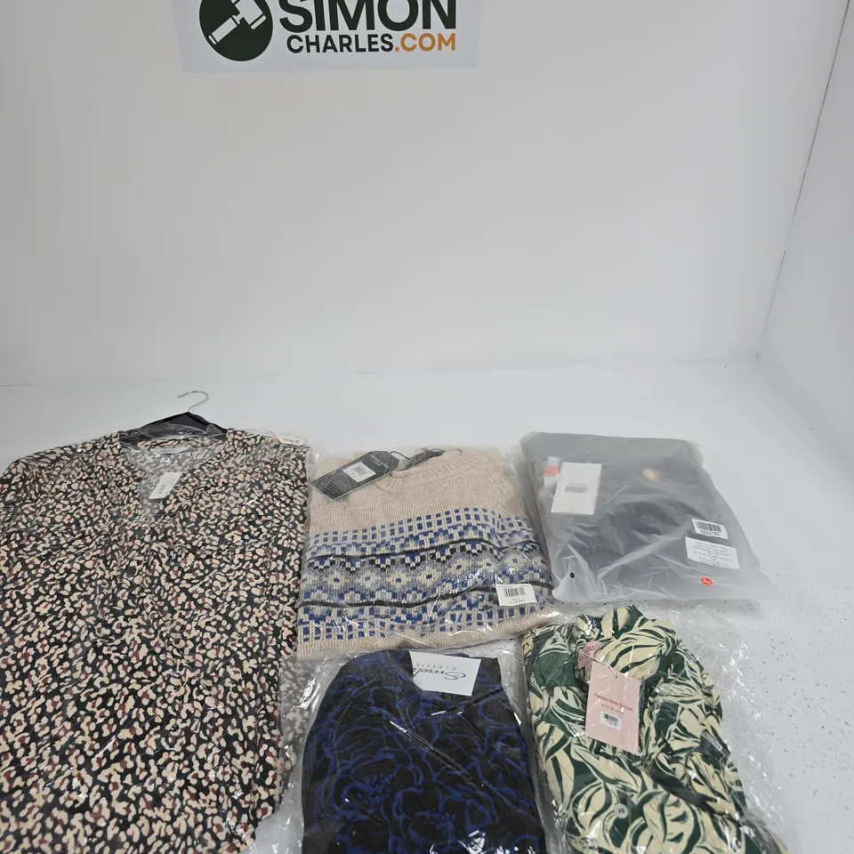 BOX OF APPROXIMATELY 15 ASSORTED CLOTHING ITEMS IN VARIOUS COLOURS, SIZES AND STYLES