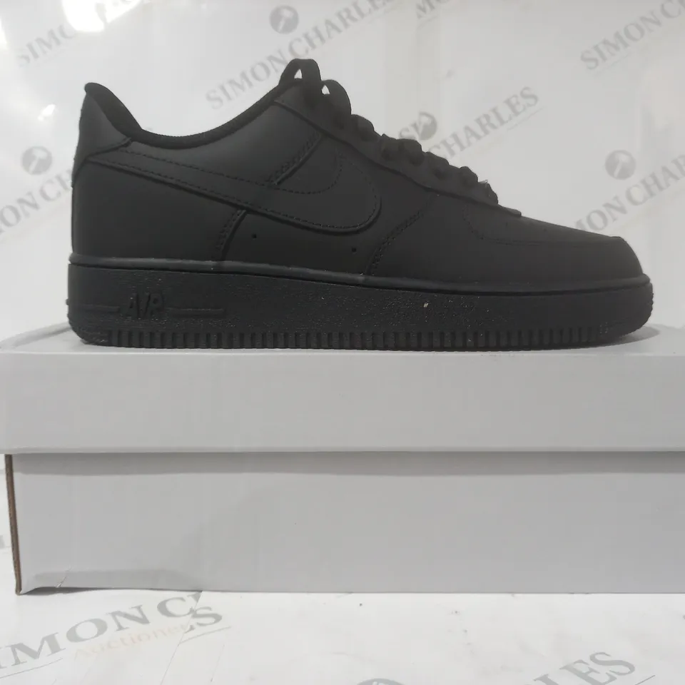 BOXED PAIR OF NIKE AIR FORCE 1 '07 SHOES IN BLACK UK SIZE 9