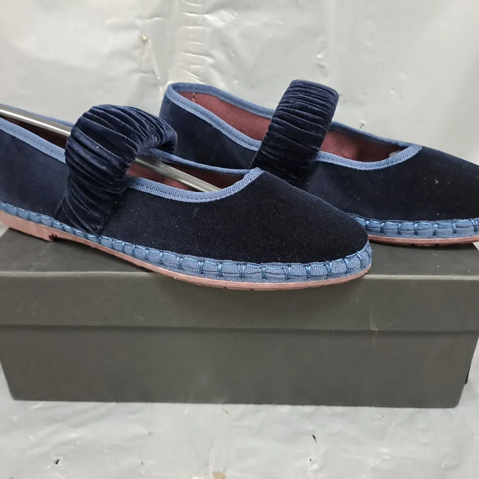 BOXED PAIR OF FLABELUS SHOES IN MIDNIGHT NAVY SIZE EU 37