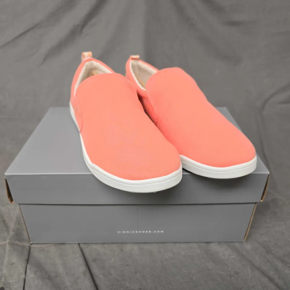 BOXED PAIR OF VIONIC VENICE SLIP ONS IN PAPAYA - 6