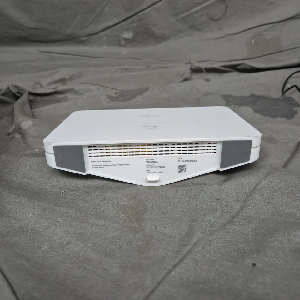 APPROXIMATELY 5 SKY ROUTERS(SR213-FHT) – WHITE, SKY BRAND