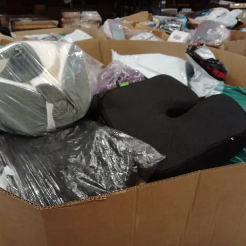 PALLET CONTAINING A LARGE QUANTITY OF PILLOWS