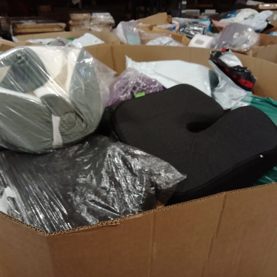 PALLET CONTAINING A LARGE QUANTITY OF PILLOWS