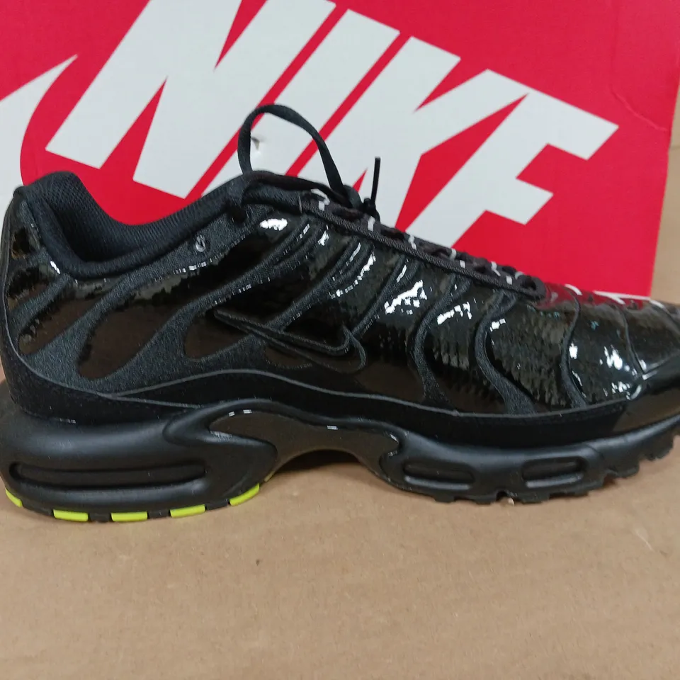 BOXED PAIR OF NIKE AIR MAX PLUS TRAINERS IN BLACK/SILVER - UK 10.5