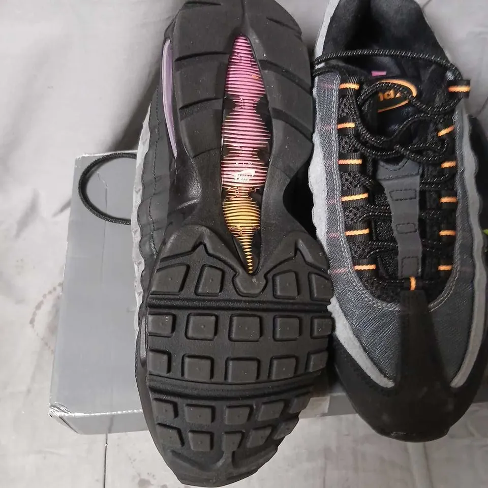 NIKE AIR MAX 95 OG SNEAKERS – UK7 (US 8) BLACK/SUNDIAL-ANTHRACITE