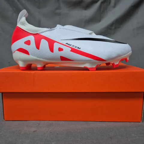 BOXED PAIR OF NIKE KID'S ZOOM VAPOR 15 ACADEMY FOOTBALL BOOTS IN WHITE/RED/BLACK UK SIZE 1